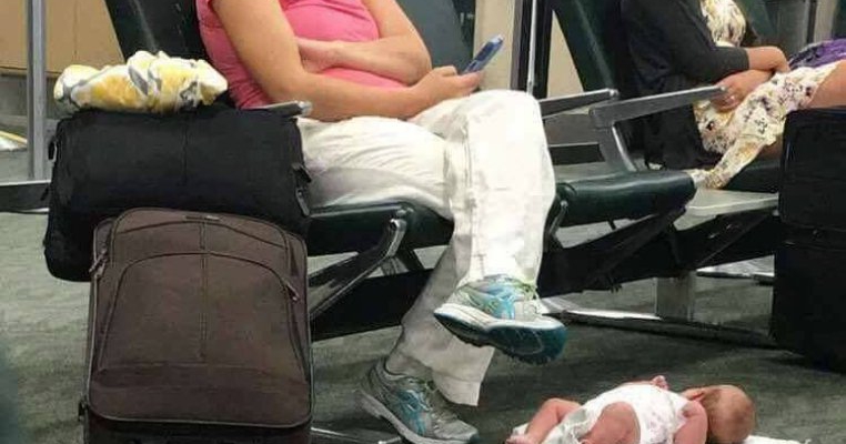 Şi-a pus bebeluşul să doarmă pe jos în aeroport în timp ce ea butona telefonul 