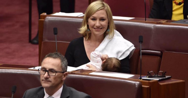 O senatoare alăptează în Senat în timp ce susţine o moţiune 