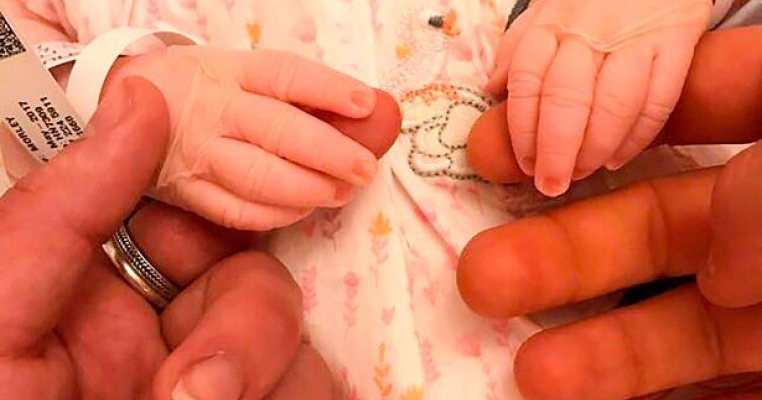 Fotografia emoționantă a bebelușei născută moartă pentru că a fost otrăvită în uterul mamei