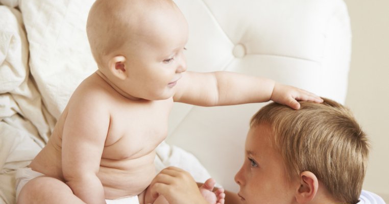 Cum sa iti ajuti copilul sa se obisnuiasca cu bebelusul familiei
