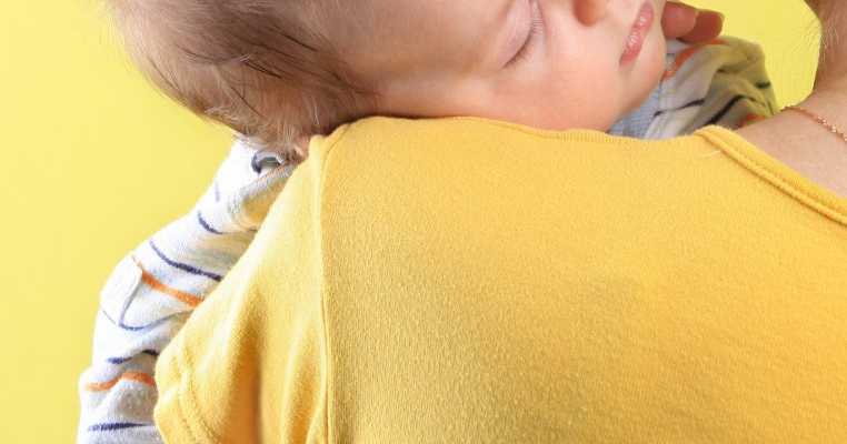 Plange bebe: 15 strategii eficiente pentru a-l linisti