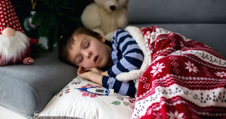 Ce poți face pentru a ameliora tusea din timpul nopții a copilului tău