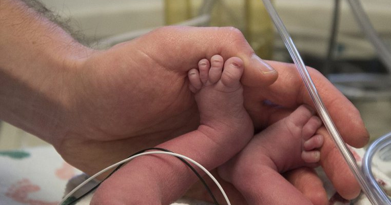 Primul bebeluș născut în urma unui transplant de uter 