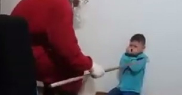Un copil din Bistrița a fost pus la colț, umilit și amenințat cu bastonul de către ... Moș Nicolae!