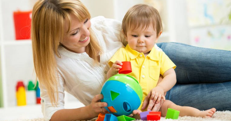 Hai să ne jucăm cu bebe – Sfaturi teoretice și practice de la BabyNeeds.ro 