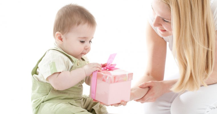 5 cadouri perfecte pentru o familie cu bebeluș