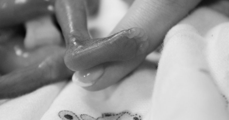Un bebeluș moare de foame în brațele mamei sale după 3 zile de viață