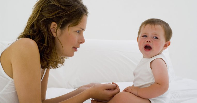 De ce plange bebe? 7 cauze frecvente si cum sa-l calmezi