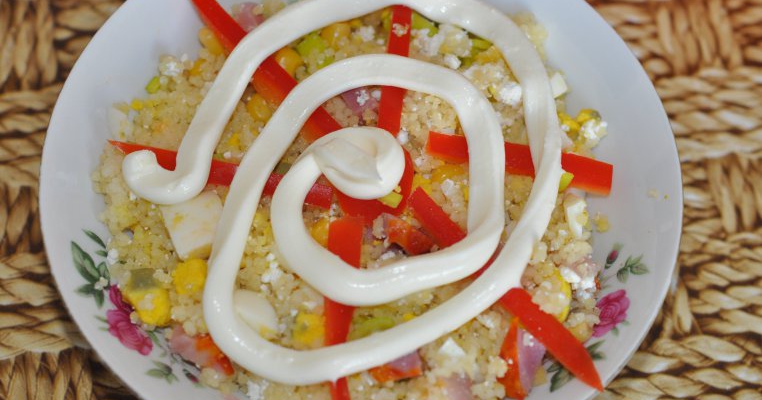Salata din cus-cus, branza proaspata si oua