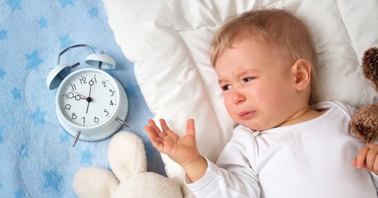 9 semne că bebelușul nu doarme bine noaptea