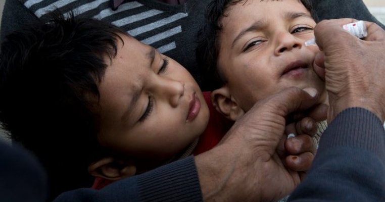 Mamă de 38 de ani și fiica ei de 16 ucise în timp ce administrau vaccinul antipoliomielitic copiilor din Pakistan