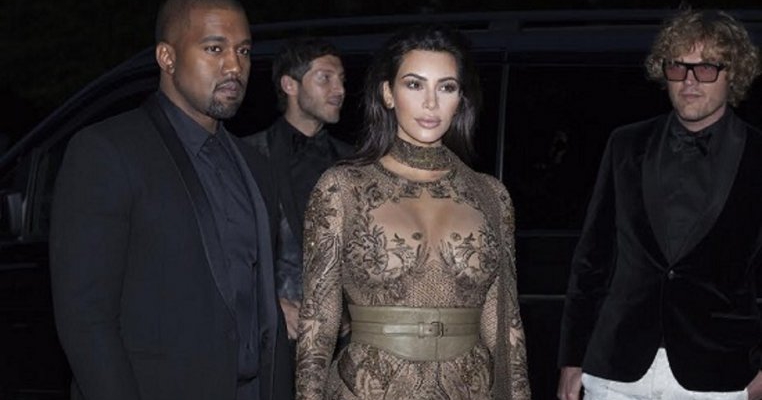 Kim Kardashian își poate alăpta cel de-al treilea copil, chiar dacă este născut prin mamă-surogat, explică experții