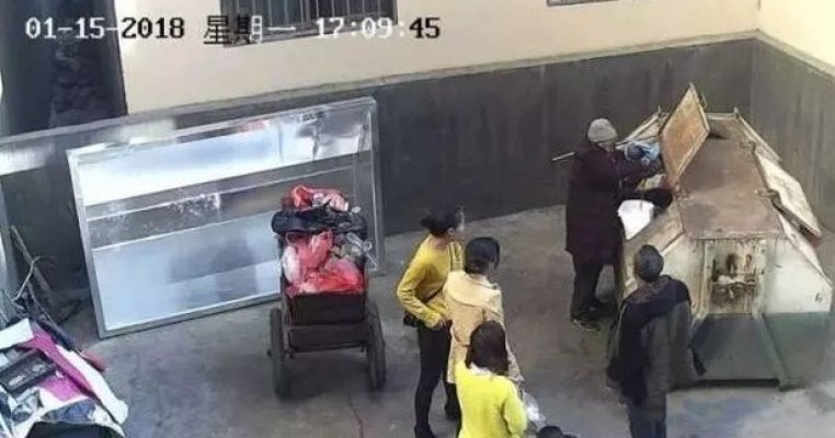 Un tată fără inimă își aruncă bebelușul la gunoi. Dar este salvat de un înger păzitor