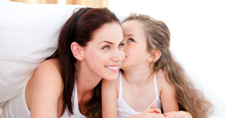 7 moduri in care copilul iti arata ca te iubeste