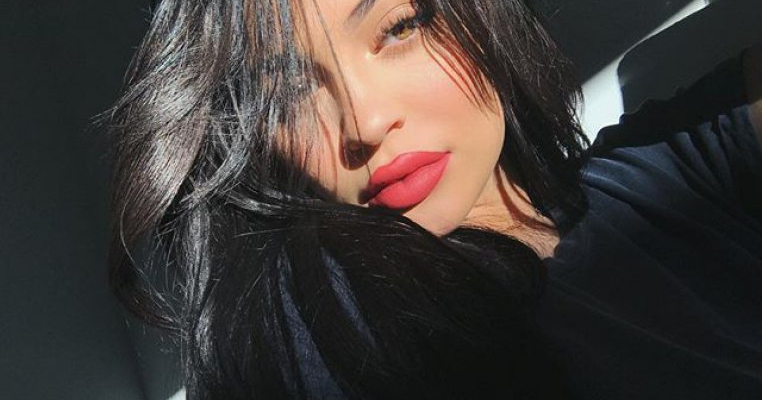Kylie Jenner a născut o fetiţă!