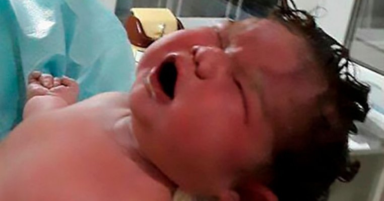 Mamă eroină a născut un bebe de 6 kg, natural, fără analgezice