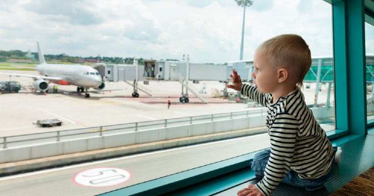 Un copil are o criză de furie în aeroport, iar totul se transformă în cel mai emoționant moment