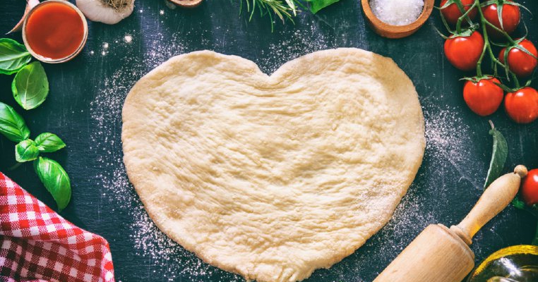 5 moduri de a face aluat de pizza în 5 minute