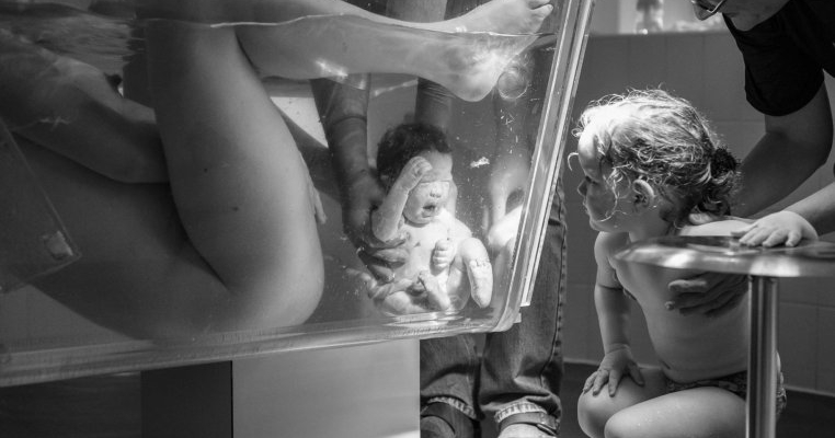 Naștere și alăptare. Fotografiile fascinante premiate în 2017