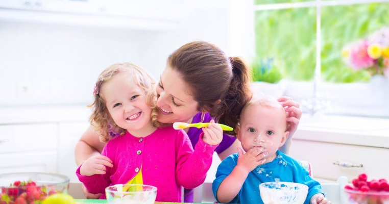 Ghid pe vârste: iaurtul în alimentația bebelușilor și a copiilor