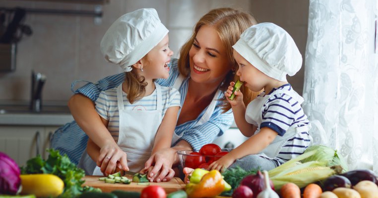 Tabelul de alimentație a copilului: ghid pe vârste pentru a-i ajuta dezvoltarea