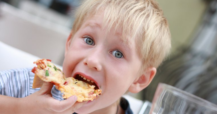 Explicații pe înțelesul copilului: călătoria unei bucăți de pizza în corpul lui Mihai