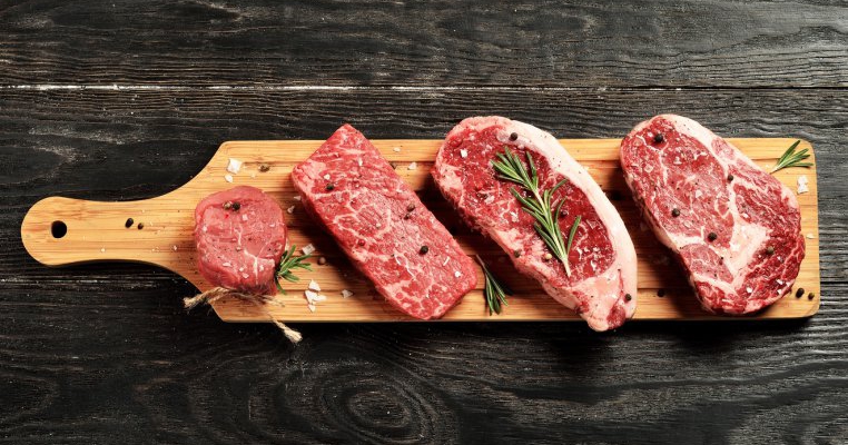 Carne falsificată din carcasă de vită și carne alterată pe farfuriile românilor