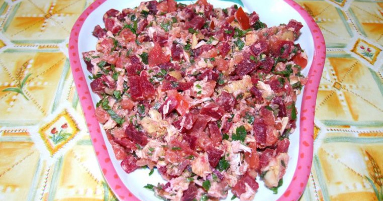 Salata din sfecla rosie cu piept de pui