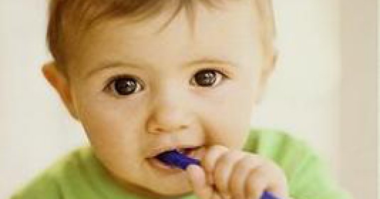 Cum sa ai grija de gingiile si primii dinti ai bebelusului tau