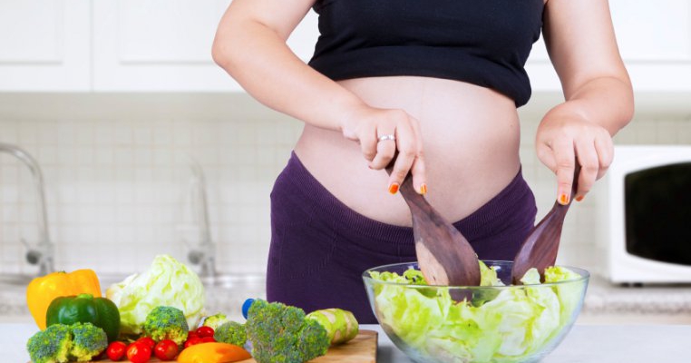 Studiu: consumul de legume verzi de către femeile însărcinate scade riscul apariției astmului la bebeluși