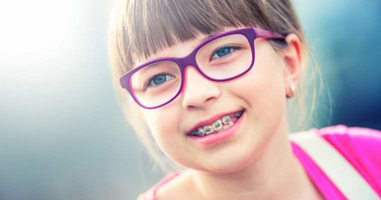 12 semne care îți spun că al tău copil ar putea avea nevoie de un aparat dentar
