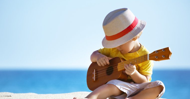 Cum organizezi vacanță la mare când ai un copil cu autism: sfatul specialistului