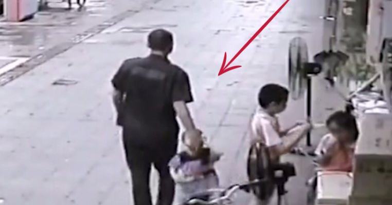 Un bărbat încearcă să fure un copil, plimbându-se liniștit pe stradă