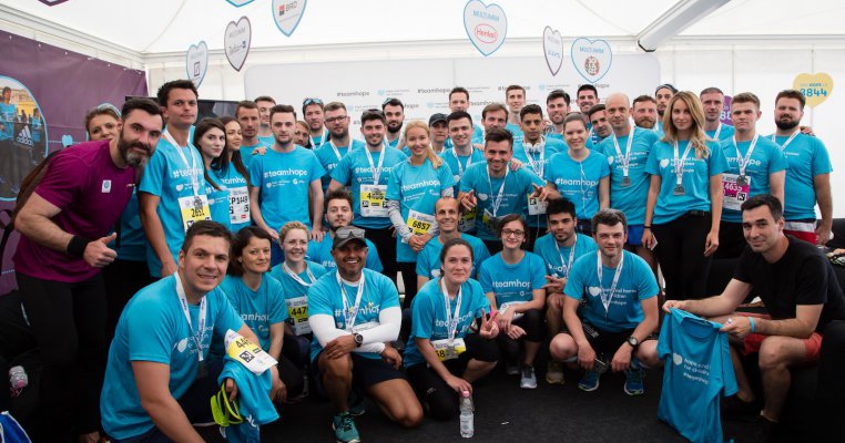Peste 500 de alergători au participat la Semimaratonul București și au strâns bani pentru cauza Hope and Homes for Children 