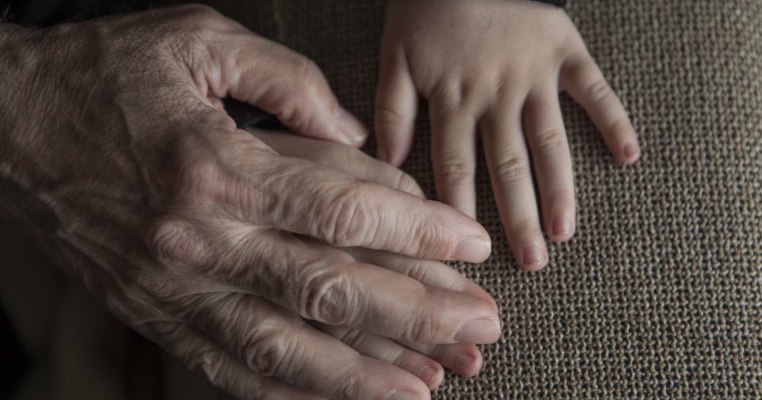 Datoria la lumină a determinat niște bunici din Constanța să mintă că nepoțelul lor are cancer