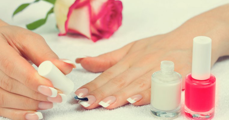 Unghii cu gel: culorile verii pentru mămici stilate
