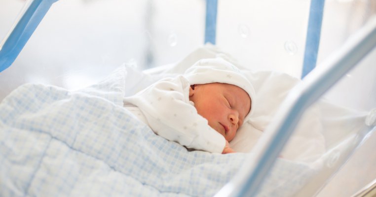 Peste 800 de copiii au fost părăsiți de mamele lor în maternități în 2017