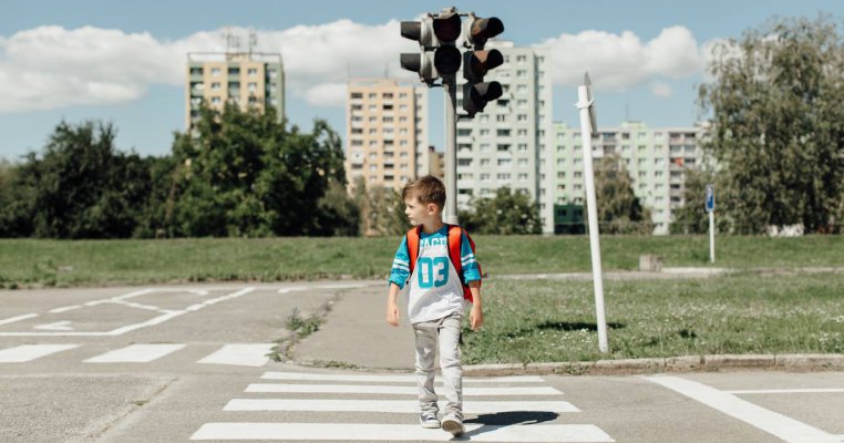 Specialiștii au aflat vârsta la care copilul tău ar trebui să traverseze singur strada
