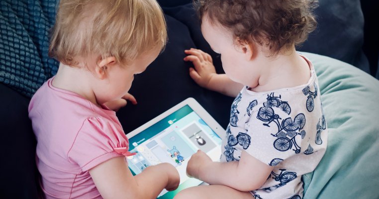 Ce pățește copilul tău dacă folosește dispozitive electronice cu touchscreen