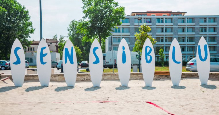 Distracție la superlativ și bronz fără griji pe plaja Sensiblu