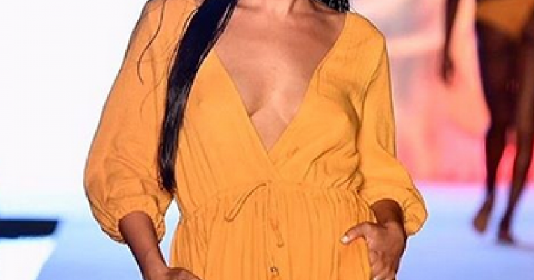 Ea este primul top-model care a alăptat pe catwalk! Femeile din lumea întreagă o felicită!
