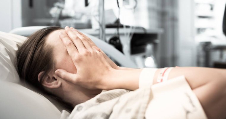 O femeie din Iași a ajuns în stare gravă la spital după ce a încercat să nască acasă