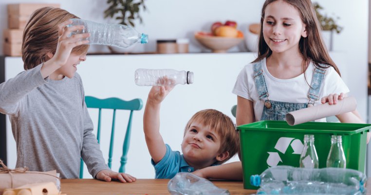 4 trucuri care te vor ajuta să înveți copilul să recicleze