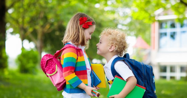 7 motive să iei copilului penar și ghiozdan cu personajele favorite