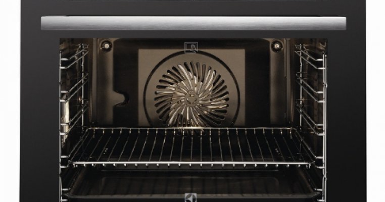 Cuptoarele cu autocuratare Electrolux: gateste fara grija murdariei de dupa!