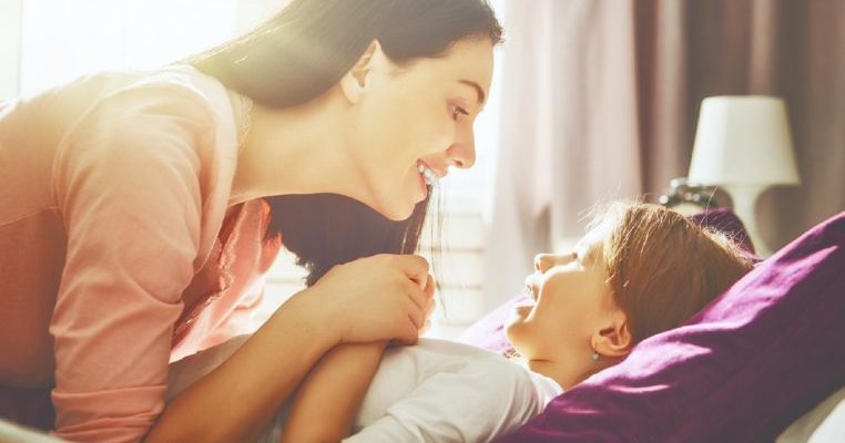 9 trucuri care să te ajute să-ți trezești mai ușor copilul dimineața