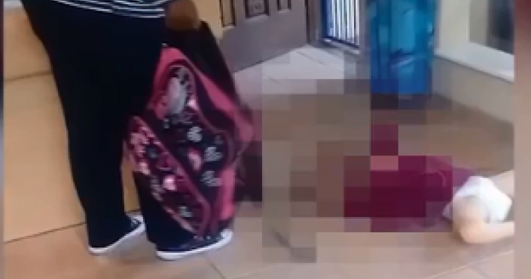 O îngrijitoare lovește cu piciorul în cap un copil cu dizabilități. Motivul este șocant!