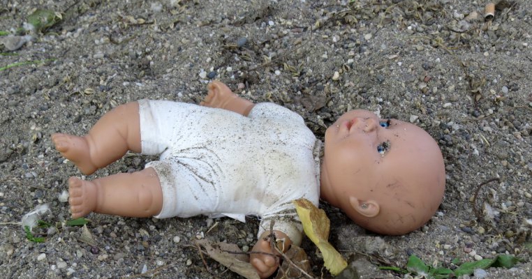 O fetiță de 3 ani a fost lovită mortal de un microbuz școlar! 