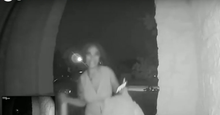 O femeie este filmată cum abandonează copilul în fața unei uși și fuge