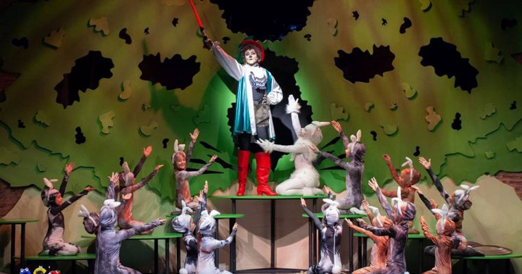 Premiera operei ,,Motanul încălțat” la Opera Comică pentru Copii, primită cu multă bucurie și ropote de aplauze